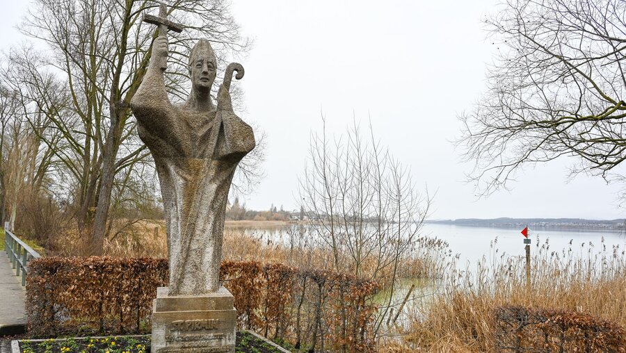 Statue des Sankt Pirmin am 25. Januar 2024 auf der Insel Reichenau / © Volker Hausenauer (KNA)
