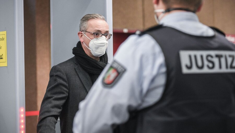 Stefan Heße bei der Sicherheitskontrolle im Kölner Landgericht / © Julia Steinbrecht (KNA)