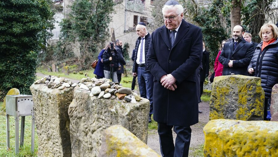 Bundespräsident Frank-Walter Steinmeier steht bei seinem Besuch auf dem jüdischen Friedhof "Heiliger Sand" an einem Grab in Worms. / © Uwe Anspach (dpa)