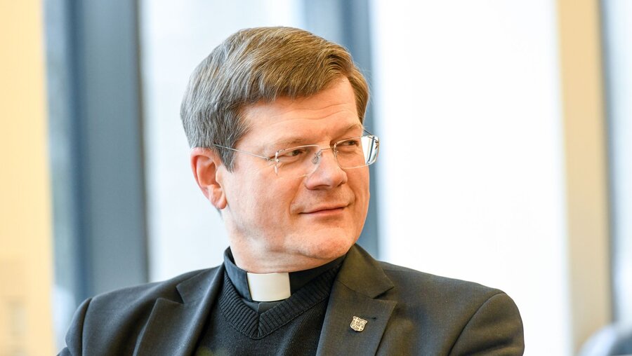 Der Freiburger Erzbischof Stephan Burger / © Harald Oppitz (KNA)