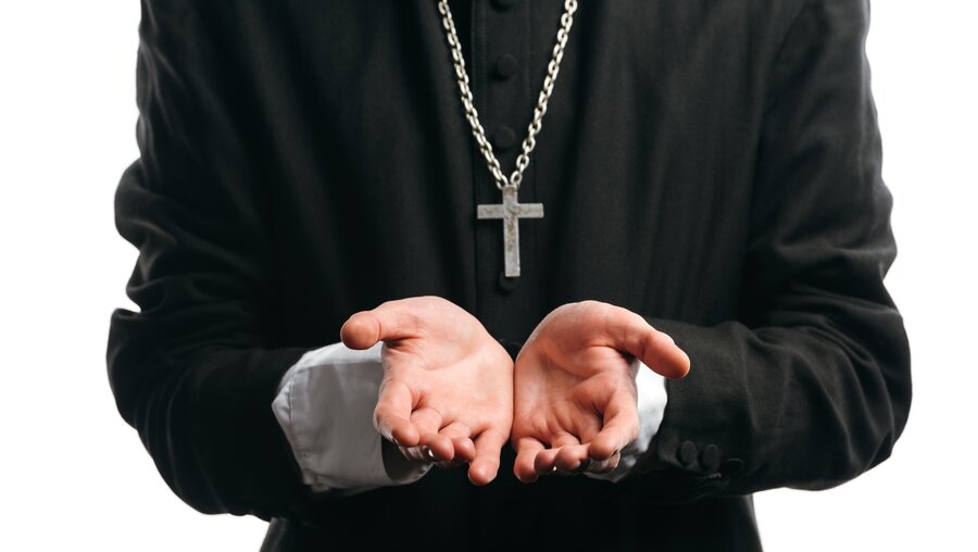Symbolbild Hände eines Priesters / © LightField Studios (shutterstock)
