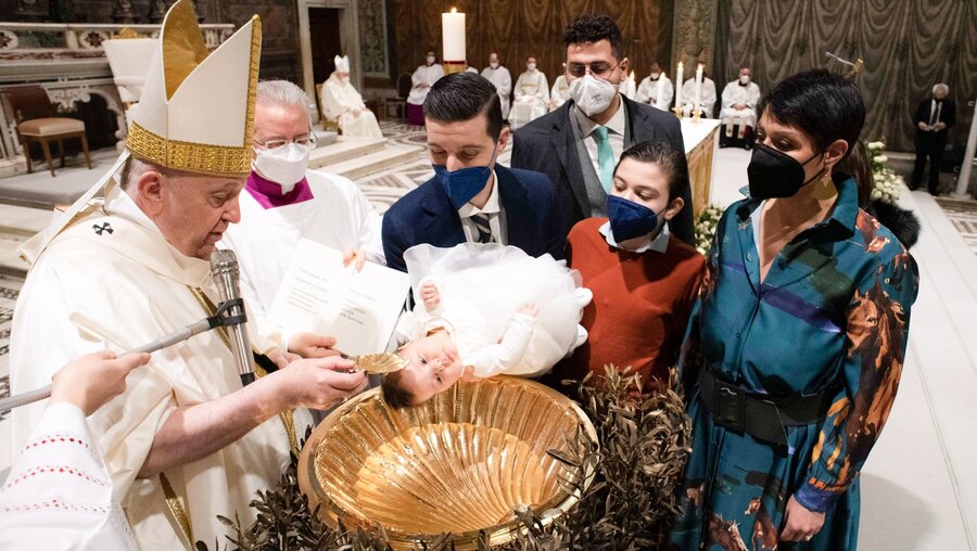 Papst Franziskus tauft ein Kleinkind zum Fest der "Taufe des Herrn" am 9. Januar 2022 / © Vatican Media/Romano Siciliani (KNA)