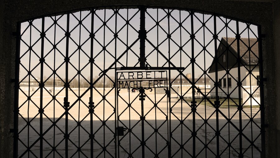 Tor des NS-Konzentrationslagers Dachau / © Stanislav Varivoda (shutterstock)