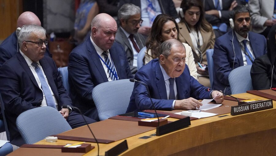 Sergej Lawrow (r), Außenminister von Russland, spricht im UN-Sicherheitsrat / © Mary Altaffer (dpa)