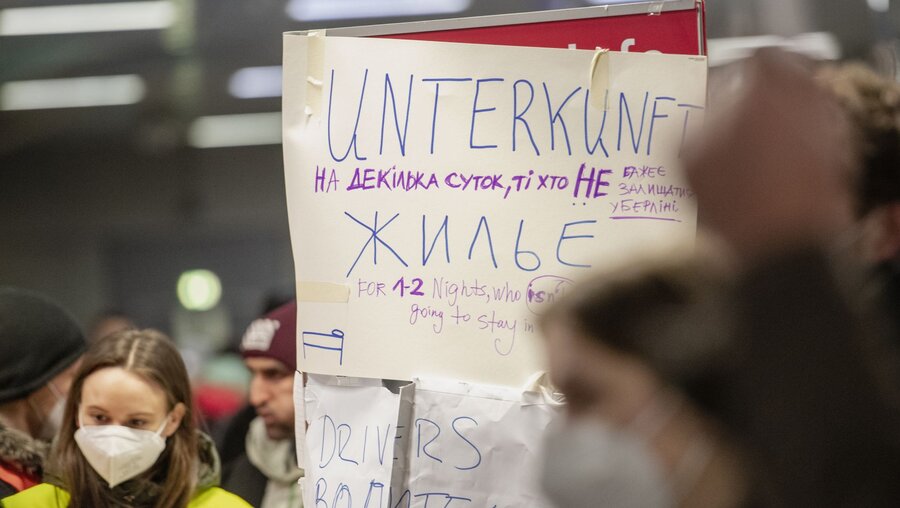 Erste Flüchtlinge aus der Ukraine kommen in Deutschland an / © Paul Zinken (dpa)