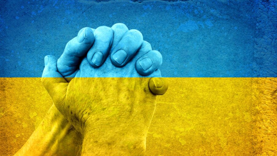 Symbolbild: Beten für die Ukraine / © Sabphoto (shutterstock)