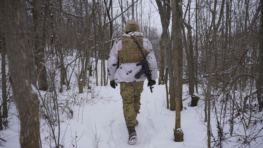 Ein ukrainischer Soldat begibt sich zu einer vorgeschobenen Position an der Frontlinie in der Region Luhansk in der Ostukraine. Bei den massiven Spannungen zwischen Russland und dem Westen im Konflikt um die Ukraine ist auch nach den schriftlichen Antworten der USA und der Nato kein Ende in Sicht. / © Vadim Ghirda/AP (dpa)