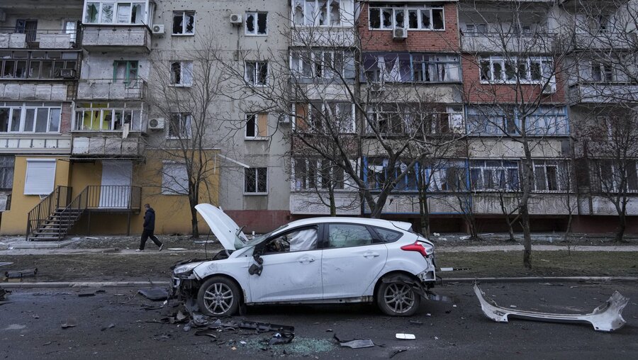 Ukraine, Mariupol: Ein beschädigtes Auto steht nach russischem Beschuss auf einer Straße / © Evgeniy Maloletka (dpa)