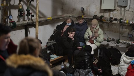 Menschen suchen Schutz in einem Keller eines Gebäudes in Kiew / © Emilio Morenatti (dpa)
