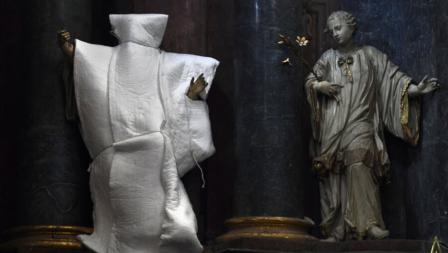 Ukraine, Lwiw: Eine Statue ist in der in der Kirche der heiligen Apostel Peter und Paul in Schutzfolie eingepackt / © Carol Guzy (dpa)