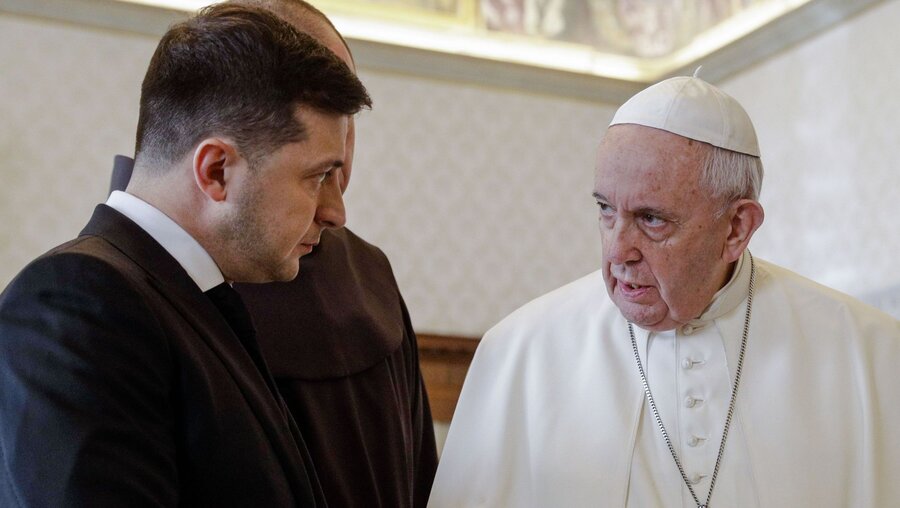 Wolodymyr Selenskyj (l) mit Papst Franziskus im Jahr 2020 / © Gregorio Borgia (dpa)