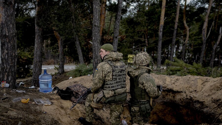 Ukraine, Irpin: Ukrainische Soldaten stehen in einem Schützenloch in Irpin, am Stadtrand von Kiew / © Vadim Ghirda (dpa)