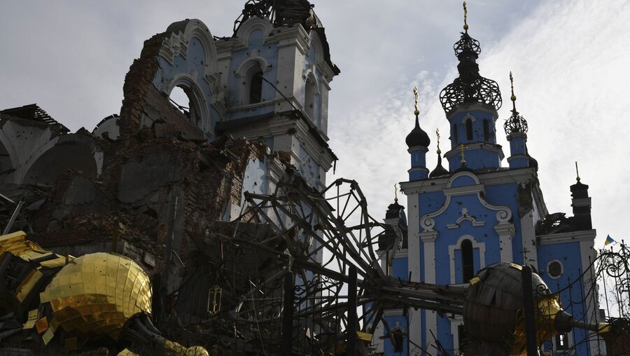 Beschädigte Kirche in Bohorodychne in der Ostukraine / © Andriy Andriyenko (dpa)