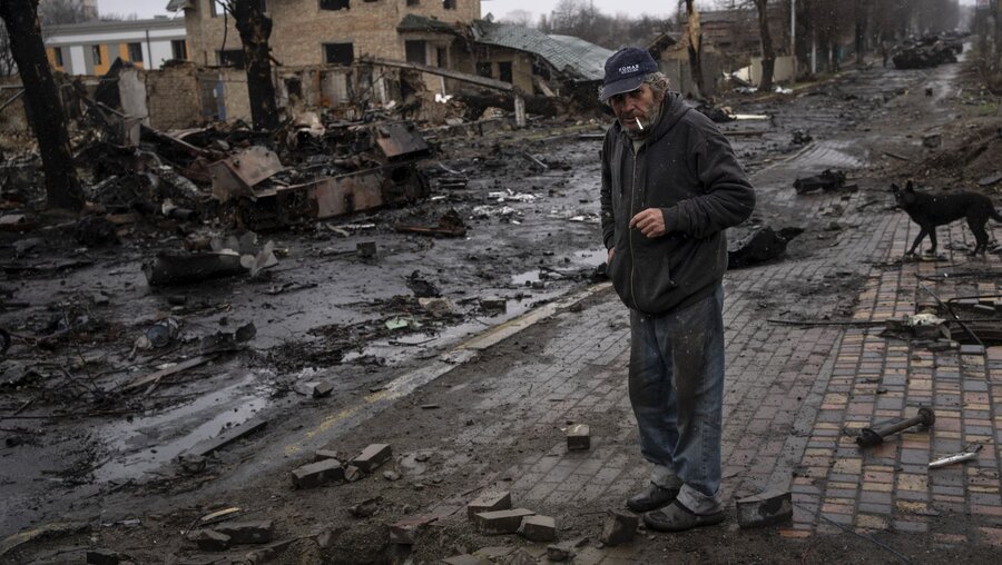 Ukraine, Butscha: Eine Straße, die übersät ist von zerstörten russischen Panzern / © Rodrigo Abd (dpa)