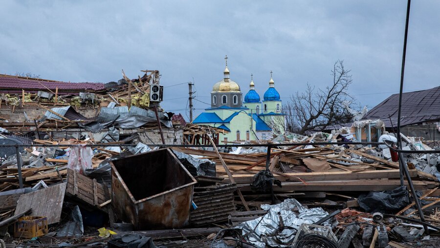 Orthodoxe Kirche ragt inmitten von Trümmern heraus / © Alex Chan (dpa)