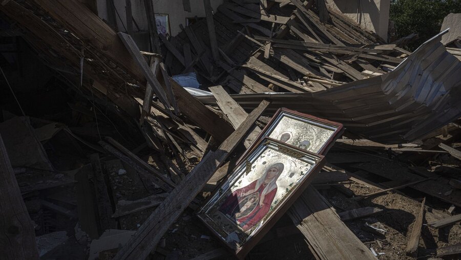 Ukraine, Mykolajiw: Ikonen liegen auf den Trümmern einer Kirche / © Evgeniy Maloletka (dpa)