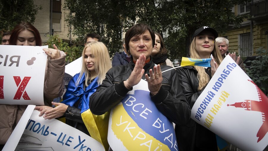 Frauen aus Mariupol demonstrieren gegen die Scheinreferenden in den von Russland besetzten Gebieten in der Ukraine / © Efrem Lukatsky/AP (dpa)