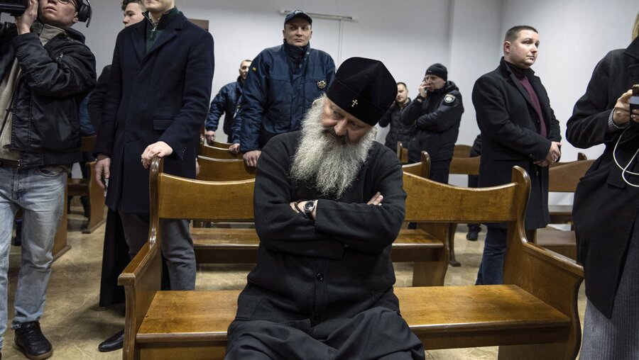 Metropolit Pawlo (M), der Abt Kiewer Höhlenklosters, wartet auf die Gerichtsverhandlung / © Mstyslav Chenov (dpa)