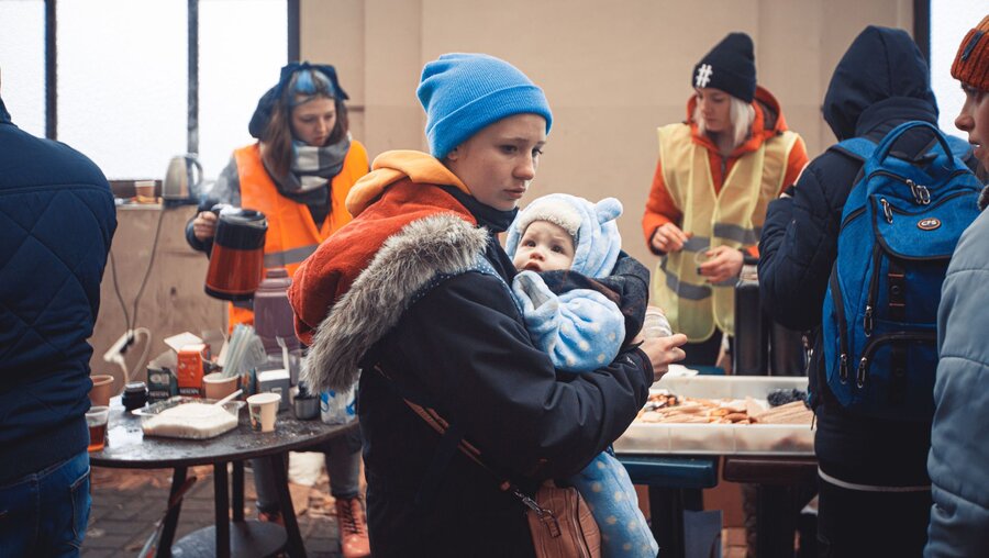 Ukrainische Flüchtlinge auf dem Bahnhof von Lwiw warten auf den Zug, um nach Europa zu fliehen (7. März 2022). / © Ruslan Lytvyn (shutterstock)