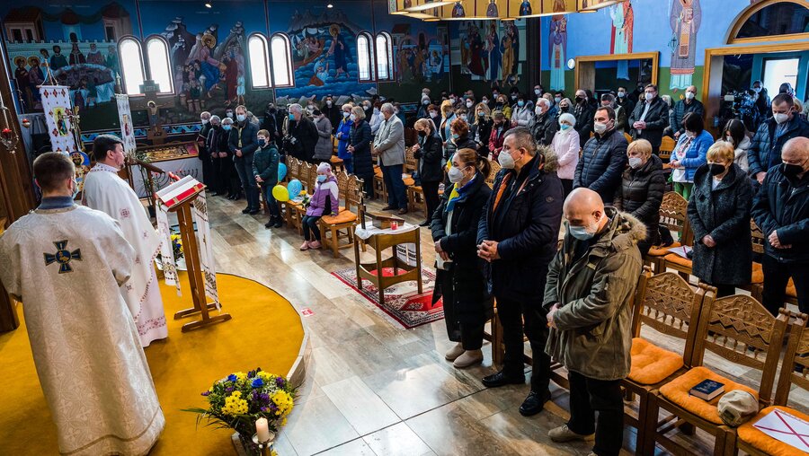 Gottesdienst in der ukrainisch-katholischen Allerheiligen-Kirche am 27. Februar 2022 in Hamburg. / © Lars Berg (KNA)