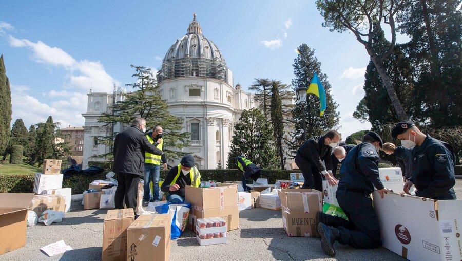 Mitarbeiter des Apostolischen Almosenamts und andere Bürger des Vatikan sammeln am 7. März 2022 Hilfsgüter für die Ukraine im Vatikan. / © Vatican Media/Romano Siciliani (KNA)