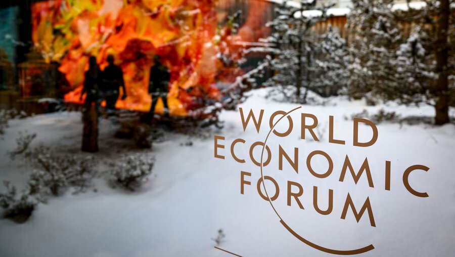 Davos: Das Logo des Weltwirtschaftsforums ist auf einem Fenster des Kongresszentrums abgebildet / © Laurent Gillieron (dpa)