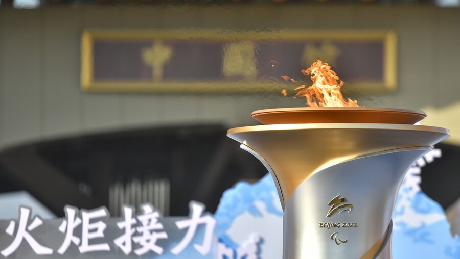 03.03.2022, China, Peking: Die Flamme weht im Wind nachdem sie bei der nach dem Fackellauf der Winter-Paralympics 2022 entzündet wurde.  / © Sun Ruibo (dpa)