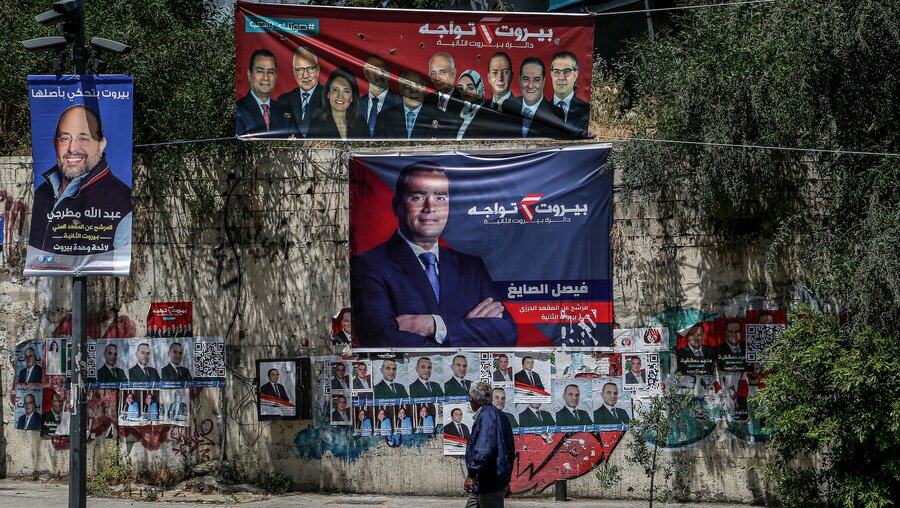 Libanon, Beirut: Verschiedene Wahlplakate im Vorfeld der Parlamentswahlen am 15. Mai / © Marwan Naamani (dpa)