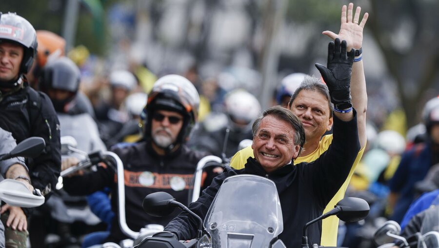 Jair Bolsonaro, Präsident Brasiliens, mit einem Motorradkorso unterwegs / © Marcelo Chello (dpa)