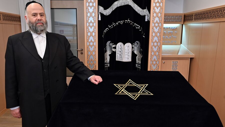 Der Rabbiner Motti Waitsman steht in der Synagoge in den Waldkliniken Eisenberg / © Martin Schutt (dpa)