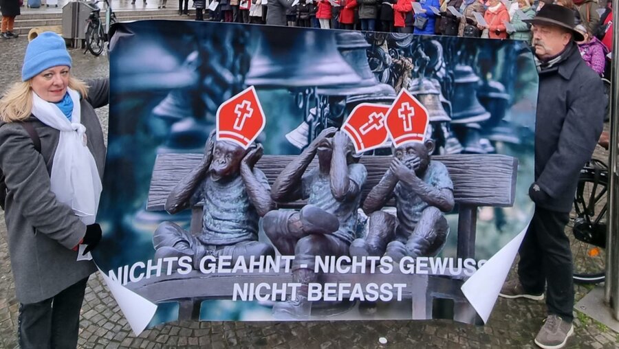 Nichts geahnt – nichts gewusst – nicht befasst steht auf einem Banner, das zwei der Demonstranten mitgebracht haben / © Johannes Schröer (DR)