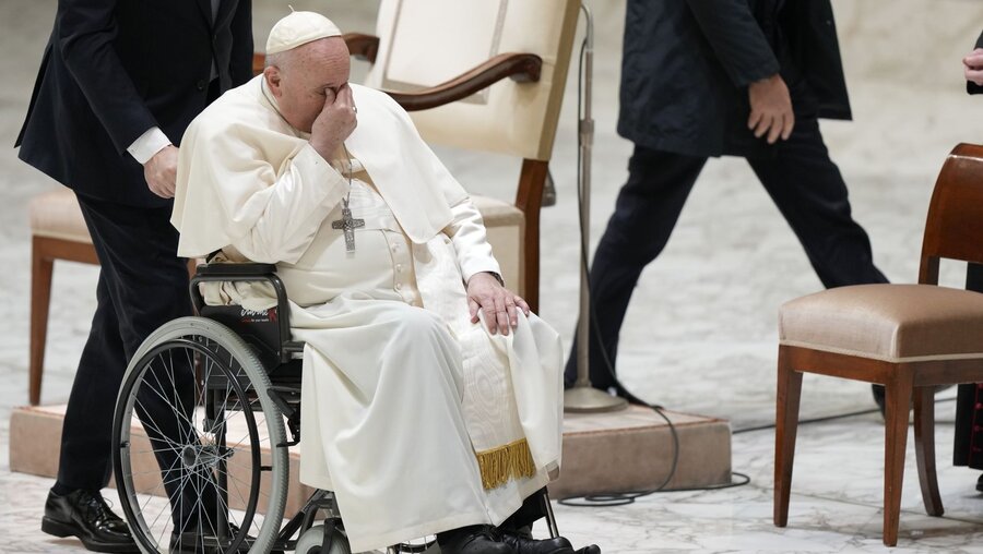 Müde und erschöpft wirkt Papst Franziskus während seiner Audienzen / © Andrew Medichini (dpa)