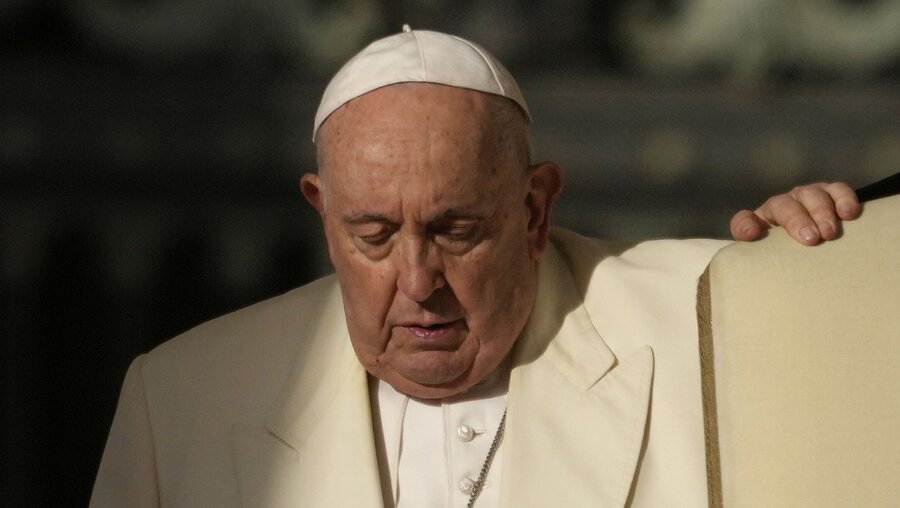 Papst Franziskus während der wöchentlichen Generalaudienz / © Andrew Medichini (dpa)
