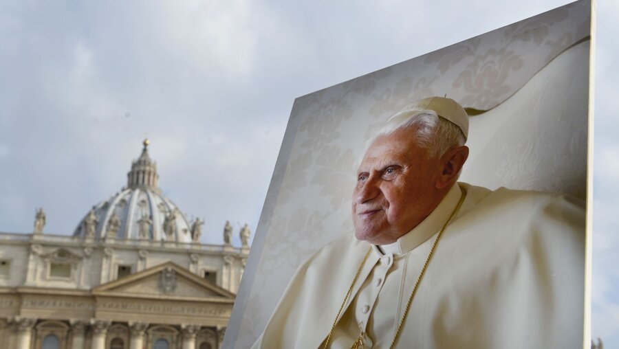 Gesicht von Benedikt XVI. auf einem Plakat (KNA)