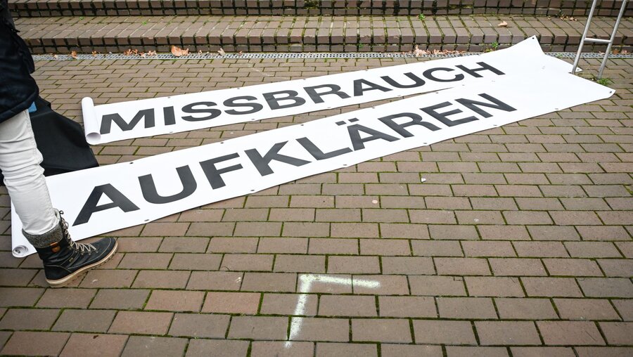 Banner mit der Aufschrift "Missbrauch aufklären"  / © Julia Steinbrecht (KNA)