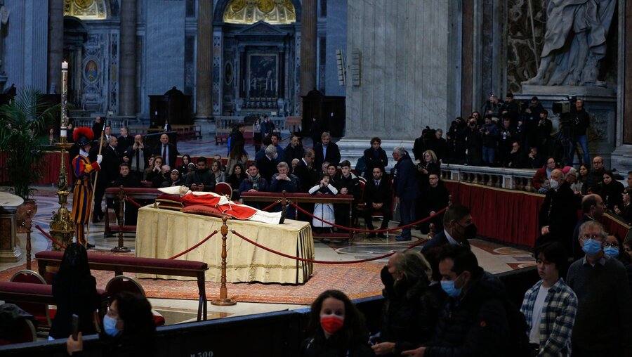 Aufgebahrter Leichnam von Papst Benedikt XVI. am 4. Januar 2023 im Petersdom im Vatikan / © Paul Haring/CNS photo (KNA)