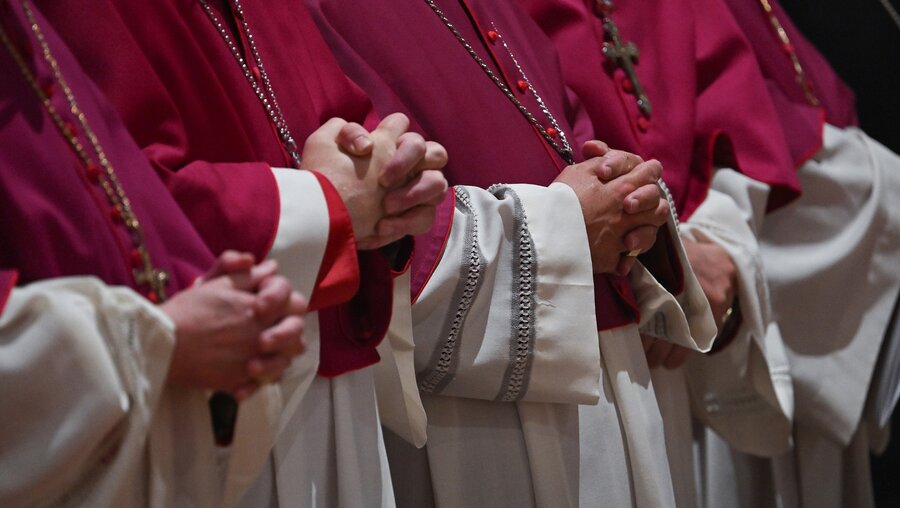Bischöfe im Gebet (dpa)