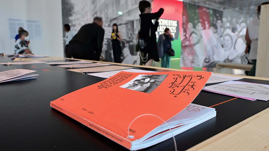 Broschüre "Archives des luttes des femmes en Algérie" als antisemitisch kritisierte Motive / © Uwe Zucchi (dpa)
