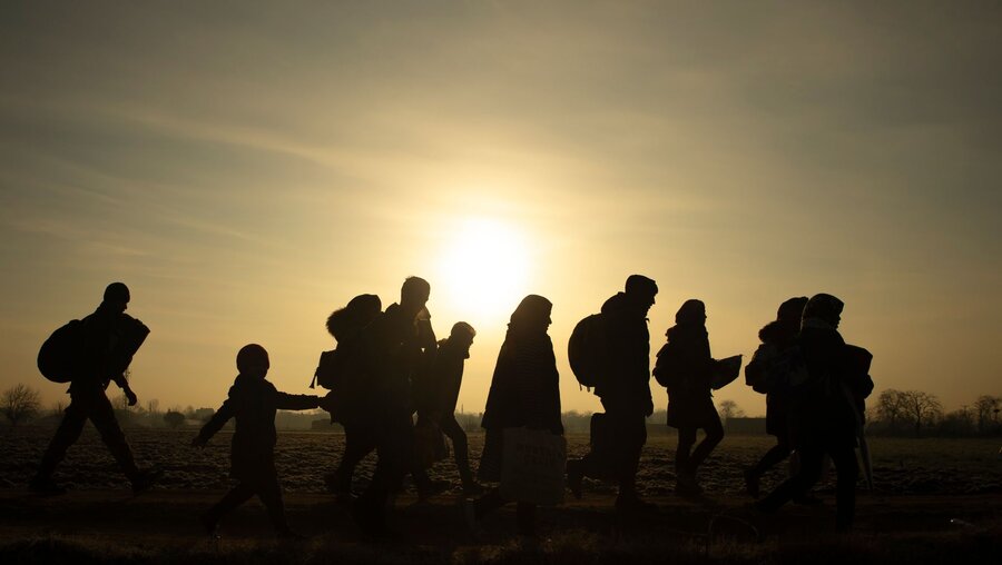 Symbolbild Flüchtlinge unterwegs / © Lumiereist (shutterstock)
