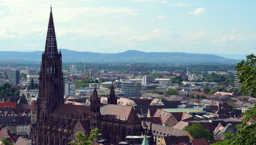 Das Erzbistum Freiburg begegnet den heutigen Herausforderungen der Kirche mit dem von Erzbischof Stephan Burger angestoßenen Zukunftsprozess Kirchenentwicklung 2030. / © Uellue (shutterstock)