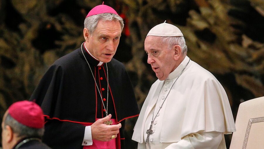 Erzbischof Georg Gänswein und Papst Franziskus / © Paul Haring (KNA)