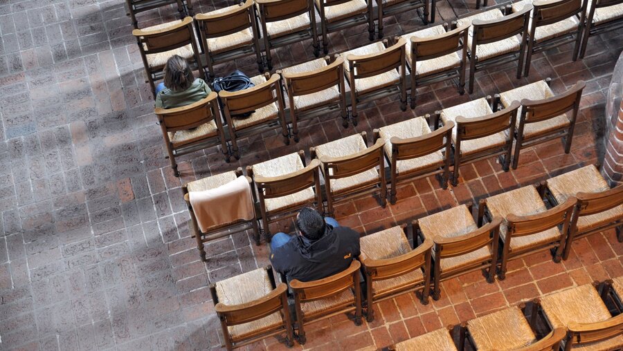 Leere Sitzplätze in einer Kirche / © Jens Schulze (epd)