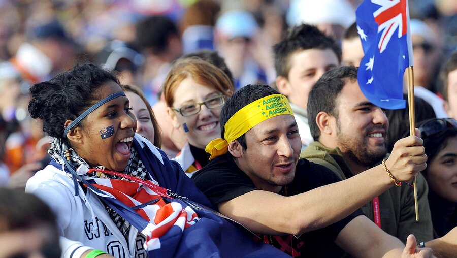 Jugendliche mit einer Australischen Fahne / © Katharina Ebel (epd)
