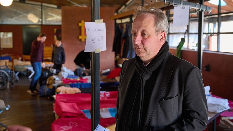 Bischof Christian Stäblein besucht Flüchtlinge in kirchlichen Anlaufstellen / © Christian Ditsch (epd)