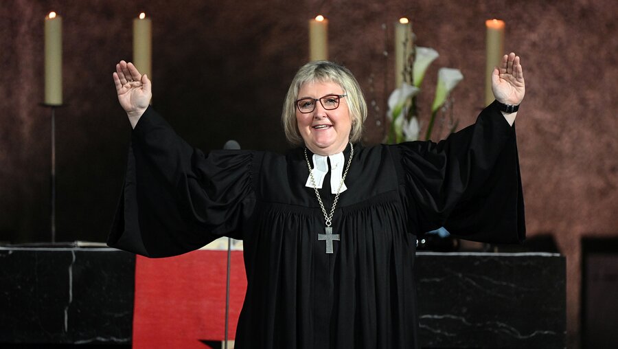 Heike Springhart, Bischöfin der Evangelischen Landeskirche in Baden, beim Festgottesdienst am 10. April 2022 / © ARTIS - Uli Deck (epd)