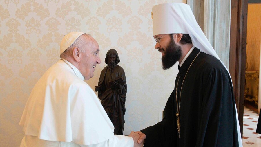 Papst Franziskus und Metropolit Antonius / © Romano Siciliani (KNA)