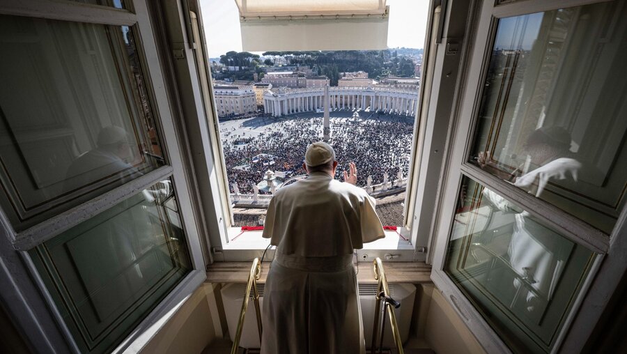 Papst Franziskus beim Angelusgebet am 29. Januar 2023 im Vatikan / © Vatican Media/Romano Siciliani (KNA)