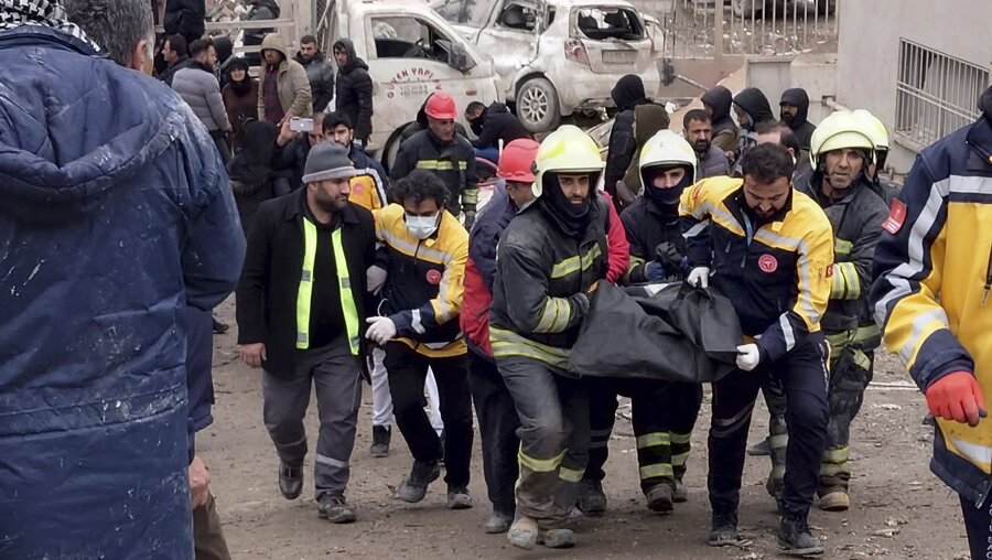Erdbeben erschüttern Türkei und Syrien / © Mahmut Bozarslan/AP (dpa)