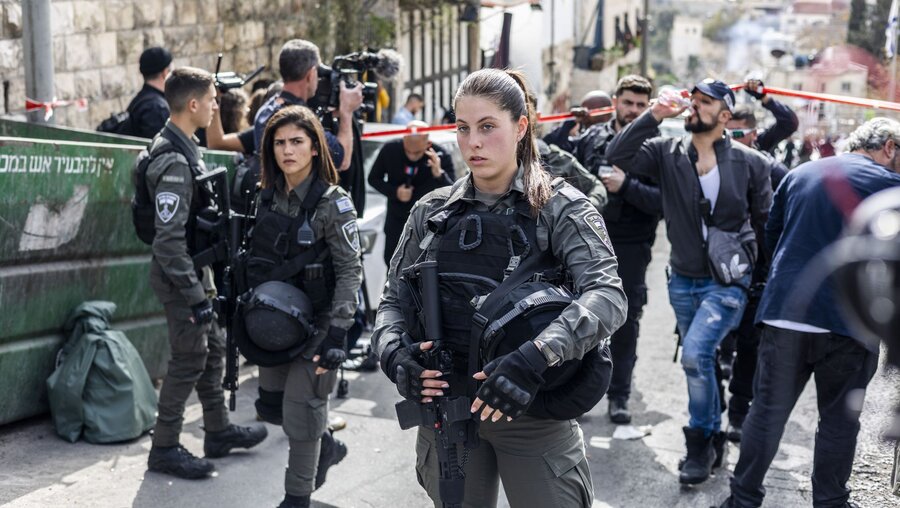 Israelische Polizei sichert in Jerusalem den Ort eines erneuten Anschlags / © Ilia Yefimovich (dpa)