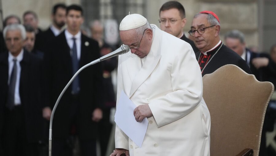 Papst Franziskus hält während seines Gebets anlässlich Mariä Empfängnis inne / © Gregorio Borgia/AP (dpa)